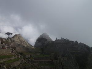 Cloudy_sunrise_machu_Picchu_Peru