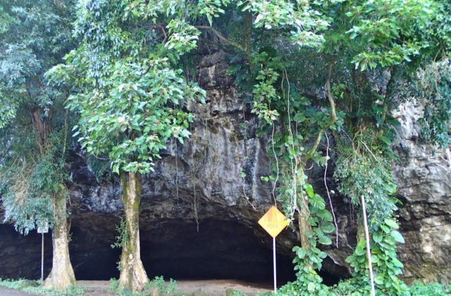 Entrance_to_Dry_Cave_Kauai