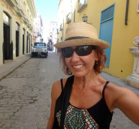 Heidi_Siefkas_in_Old_Havana_Cuba_Explains_the_Pipa