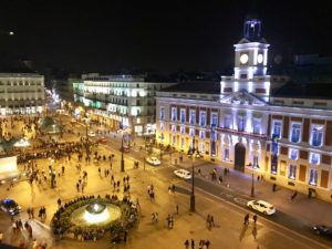 Puerta_del_Sol_Madrid_Spain_at_Night_from_Taverna_Puerta_del_Sol_Terrace