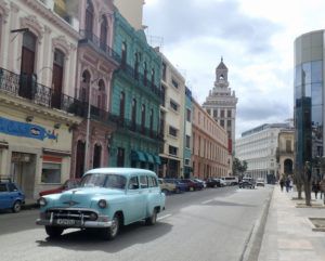 Havana_Cuba_classic_Cars_bacardi_building