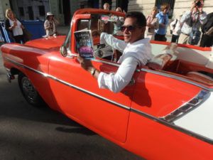 Red_Convertible_Havana_Cuba_with_book_Cubicle_to_Cuba