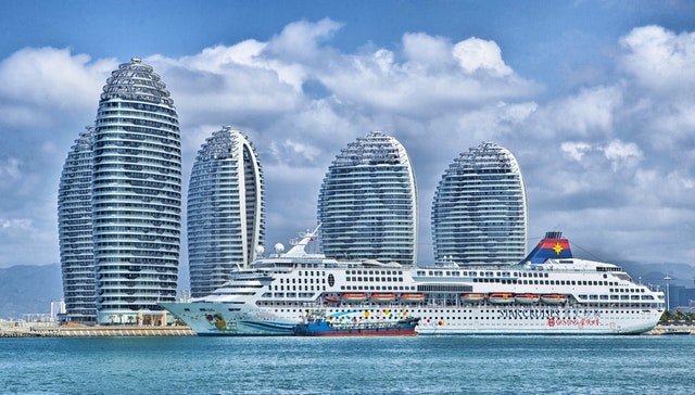 cruise-ship-in-port-skyline